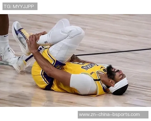 弗里曼防守丹尼斯三分时垫脚被判定为一级恶意犯规引发争议